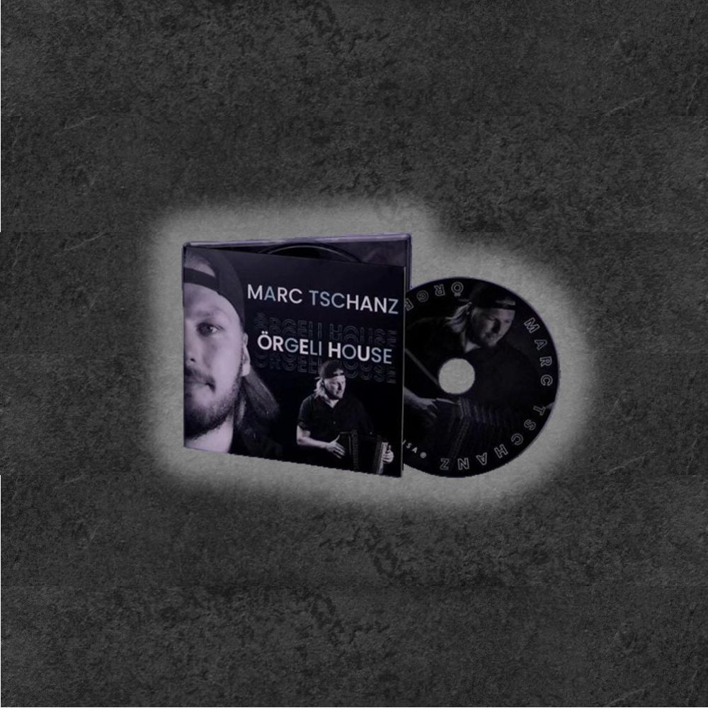 Ein CD-Cover und eine CD von Marc Tschanz mit dem Titel "Örgeli House". Das Cover zeigt ein Bild von Marc Tschanz und ihn beim Spielen eines Schwyzerörgelis.